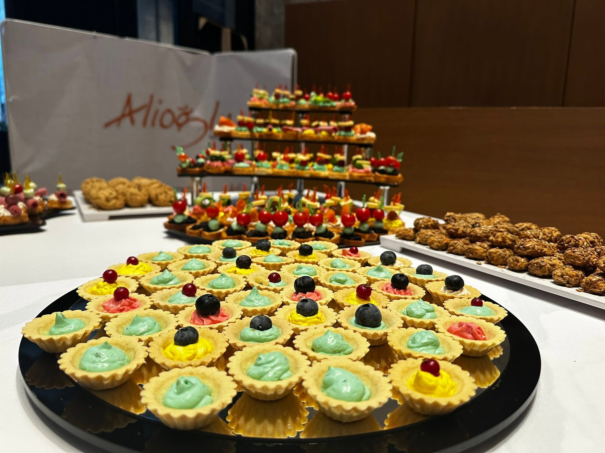 Açık büfede tartölet ve kanepe sunumları