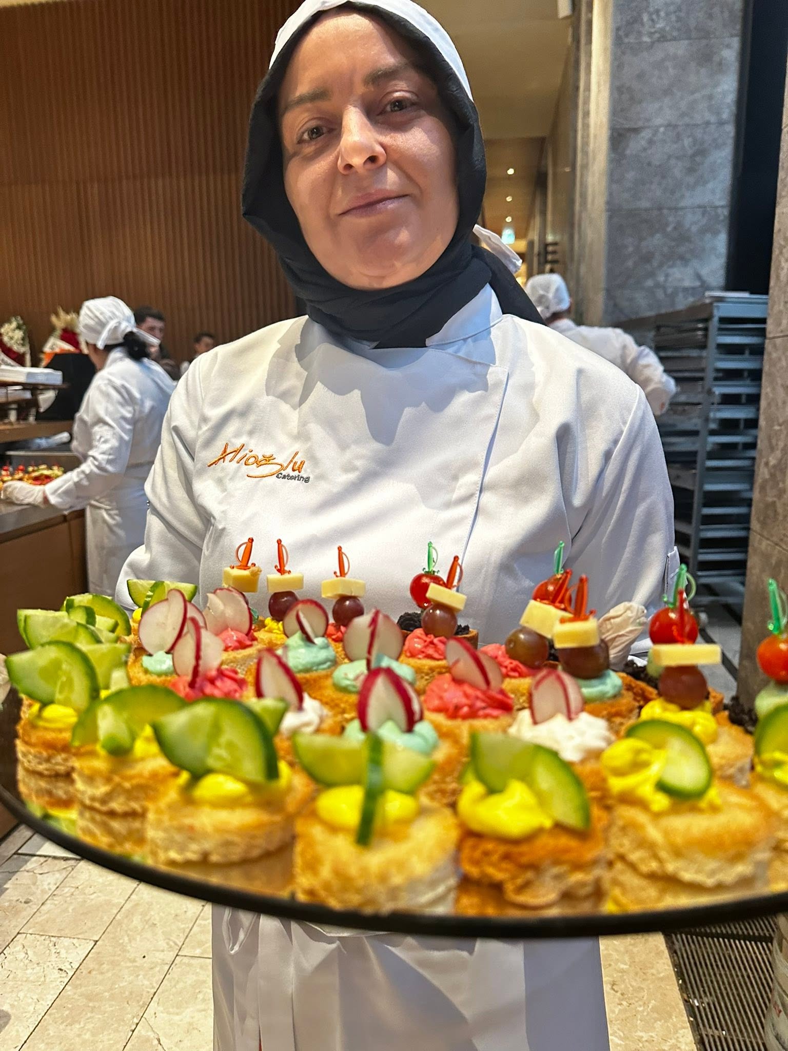 Alioğlu Catering ekibinden kanepe sunumu